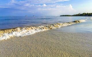 tropisch mexicaans strand helder turkoois water playa del carmen mexico. foto