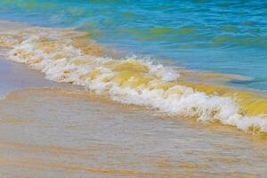 golven Bij tropisch strand caraïben zee Doorzichtig turkoois water Mexico. foto