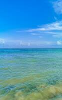 tropisch mexicaans strand helder turkoois water playa del carmen mexico. foto