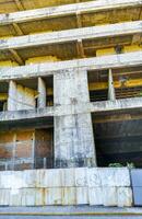 reusachtig gigantisch bouw hou op gebouw ruïneren in puerto escondido Mexico. foto