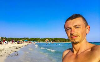 mannetje toerist op reis Mens nemen selfie playa del carmen Mexico. foto