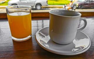 kop van americano zwart koffie en oranje sap restaurant Mexico. foto