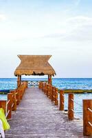 tropisch caraïben strand Doorzichtig turkoois water steiger playa xcalacoco Mexico. foto