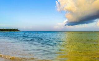 tropisch mexicaans strand helder turkoois water playa del carmen mexico. foto