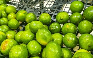 sappig groen limoen citroen citrus fruit fruit supermarkt Mexico. foto