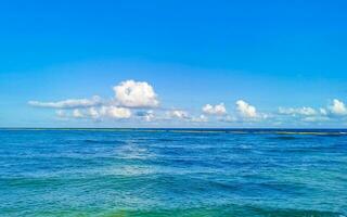 tropisch mexicaans strand helder turkoois water playa del carmen mexico. foto