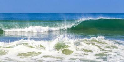 extreem reusachtig groot surfer golven Bij strand puerto escondido Mexico. foto