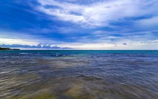 tropisch mexicaans strand helder turkoois water playa del carmen mexico. foto