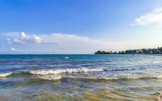 tropisch mexicaans strand helder turkoois water playa del carmen mexico. foto