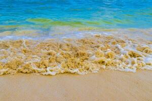 golven Bij tropisch strand caraïben zee Doorzichtig turkoois water Mexico. foto