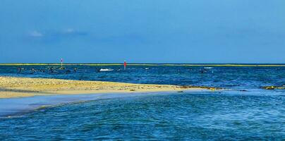 tropisch mexicaans strand helder turkoois water playa del carmen mexico. foto