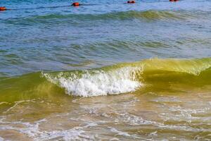 golven Bij tropisch strand caraïben zee Doorzichtig turkoois water Mexico. foto