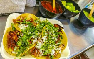 Mexicaans taco's met limoen heet saus ananas en uien Mexico. foto