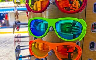 kleurrijk koel zonnebril Bij toerist verkoop staan in Mexico. foto