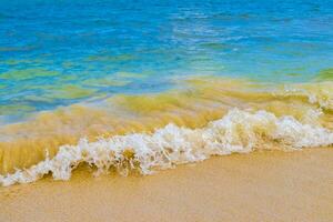 golven Bij tropisch strand caraïben zee Doorzichtig turkoois water Mexico. foto