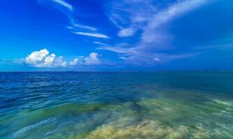 tropisch mexicaans strand helder turkoois water playa del carmen mexico. foto