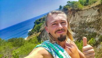 selfie met rotsen kliffen visie golven strand puerto escondido Mexico. foto