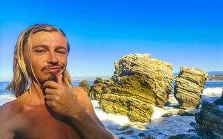 selfie met rotsen kliffen visie golven strand puerto escondido Mexico. foto