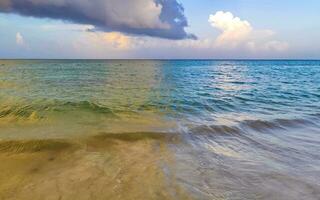 tropisch mexicaans strand helder turkoois water playa del carmen mexico. foto