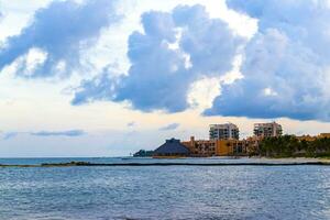 tropisch mexicaans strand helder turkoois water playa del carmen mexico. foto