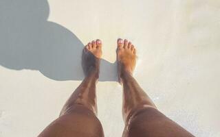 sexy vrouw voeten naakt Aan de wit strand zand Maldiven. foto