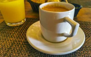 kop van americano zwart koffie in restaurant cafe in Mexico. foto
