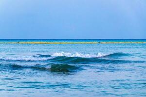 golven Bij tropisch strand caraïben zee Doorzichtig turkoois water Mexico. foto