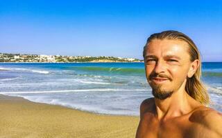 selfie met rotsen kliffen visie golven strand puerto escondido Mexico. foto