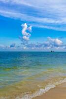 tropisch mexicaans strand helder turkoois water playa del carmen mexico. foto