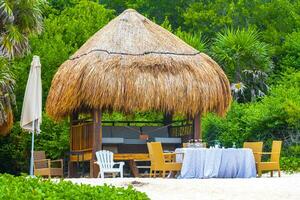 palapa rieten daken palmen parasols zon ligstoelen strand toevlucht Mexico. foto