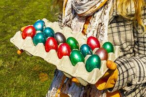 kleurrijk Pasen eieren in ei schelp in handen in nederland. foto