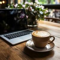 koffie en laptop Aan een houten tafel foto