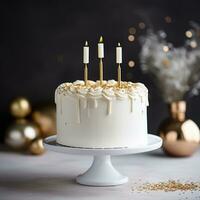 minimalistische wit taart met goud gelukkig verjaardag topper foto