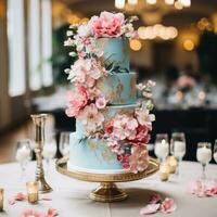 levendig roze en blauw taart met goud accenten foto