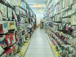 Kalimantan timur, Indonesië 10 augustus 2023. accessoires op te slaan dat verkoopt een verscheidenheid van producten foto
