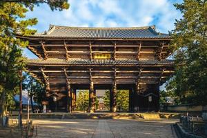 nandaimon, de grote zuidelijke poort van todaiji in nara, japan foto