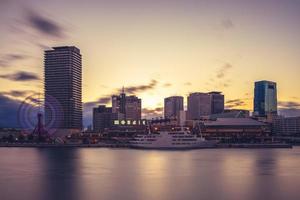 nachtscène van de haven van kobe in het gebied van osaka, kansai, japan foto