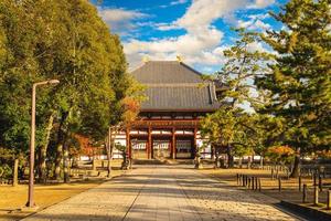 middelste poort van todaiji, oostelijke grote tempel, in nara, japan