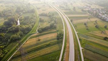 luchtfoto van lokale weg tijdens zomerdag foto