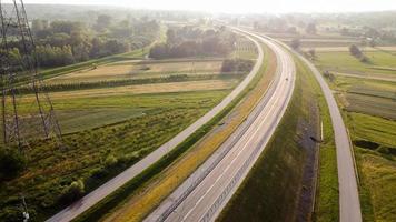 luchtfoto van lokale weg tijdens zomerdag foto