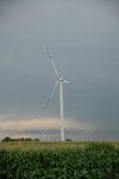 windmolen bij stormachtig weer foto