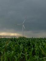 windmolen bij stormachtig weer foto