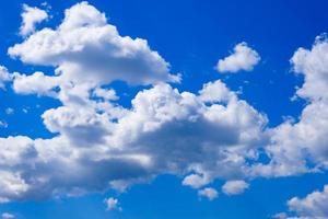 mooie diepblauwe lucht met witte wolken op een zonnige zomerdag, pluizige hoge wolk buitenshuis, heldere en luchthemel, luchten met lichte stapelwolken achtergrond, zacht wolkenlandschap bij helder weer foto