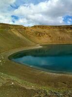 blauw lagune in de krater van de viti vulkaan, meer dan 300 meter in diameter, in IJsland foto