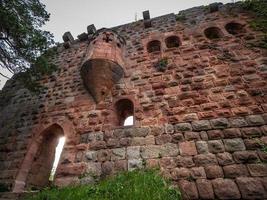 middeleeuws kasteel landsberg in vogezen, elzas. oude ruïnes in de bergen. foto