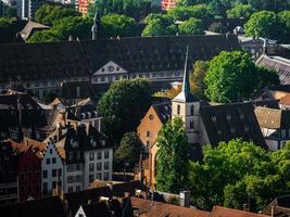 luchtfoto van de stad straatsburg. zonnige dag. rode pannendaken. foto