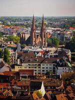 luchtfoto van de stad straatsburg. zonnige dag. rode pannendaken. hervormde kerk sint paulus foto