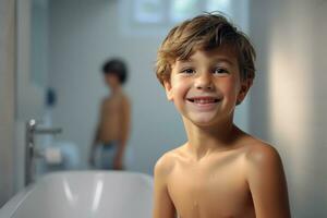 glimlachen jongen nemen een douche in een wit badkamer foto