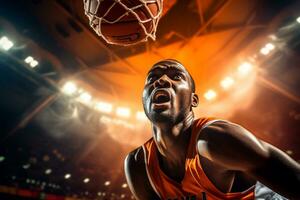 mannetje basketbal speler spelen basketbal in een druk binnen- basketbal rechtbank foto