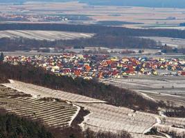 panoramisch dronezicht op besneeuwde wijngaarden in het Rijndal foto